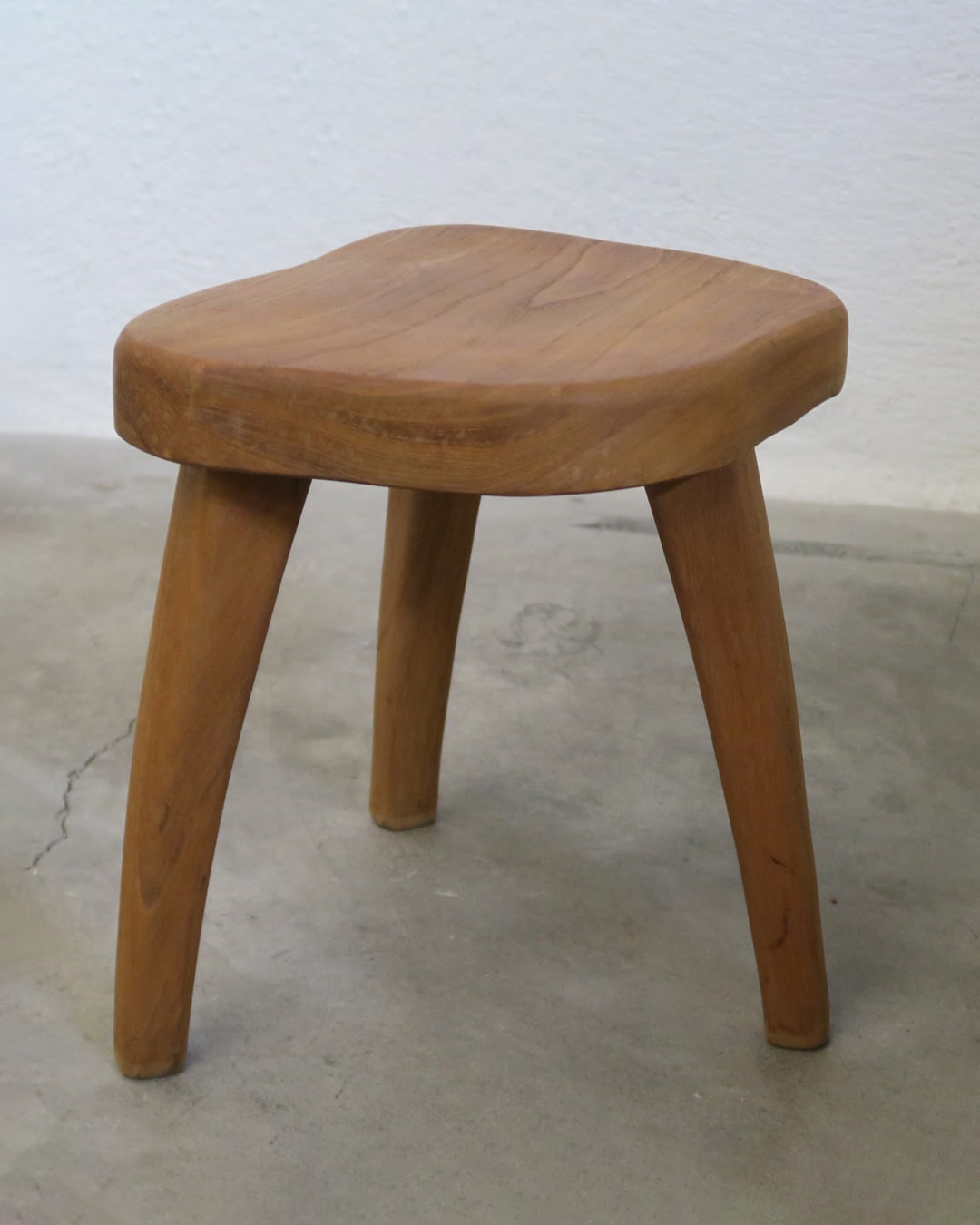 Tabouret tripode brutaliste – Image 2